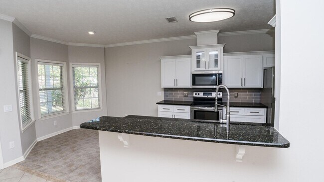 Building Photo - Beautiful 3 bedroom, 2 bath, split bedroom...