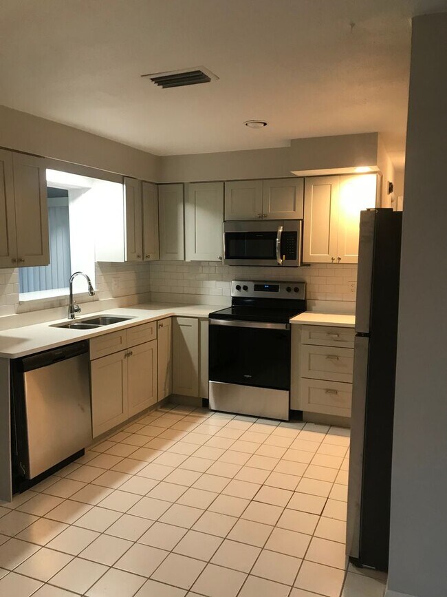 Building Photo - SPACIOUS 3 BEDROOM 2 BATH HOME