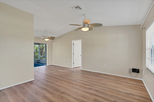 Foto del edificio - 6494 Rosewood Dr