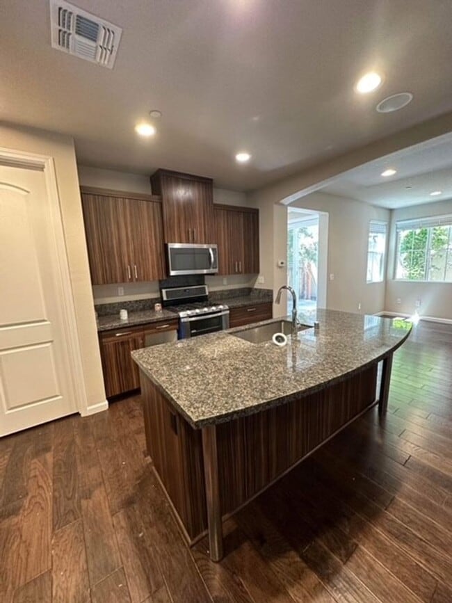 Building Photo - Newer 4 bedroom 3 bath home available