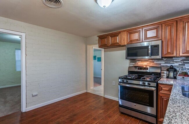 Foto del edificio - Eclectic 3 Bedroom 1 Bathroom with 2 Offices/Hobby Room