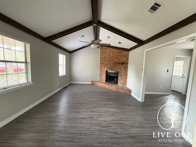 Building Photo - MOVE IN SPECIAL: $500 OFF 1ST MONTH'S RENT!**