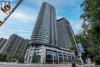 Building Photo - 585 Bloor St E