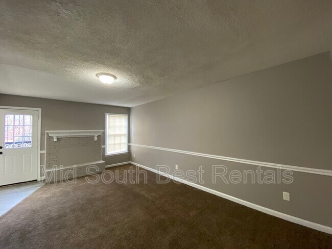 Foto del edificio - 5576 Blossom Ln