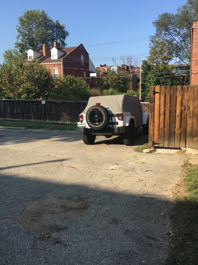 Building Photo - Wonderful 3BR/2BTH Soulard Townhouse