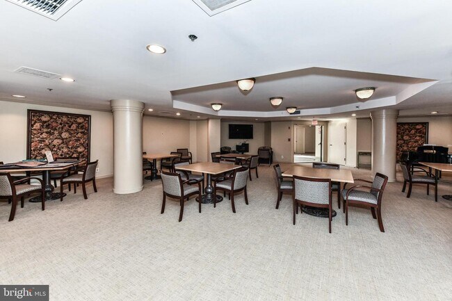 Building Photo - 1600 N Oak St