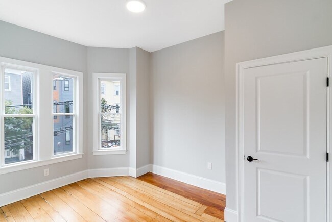 Building Photo - 5 Saybrook St