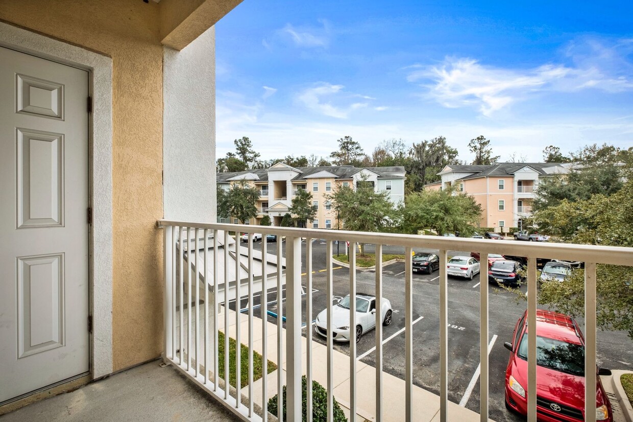 Foto principal - 2BR Gem with Pool, Gym, and Beach-Ready Vi...
