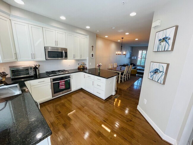 Building Photo - Like New Townhome in Old Town Alexandria