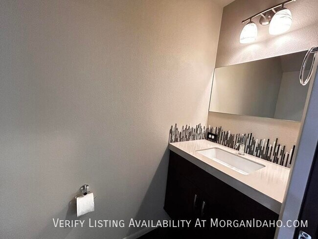 Building Photo - **$500 off first months rent! Luxury home ...