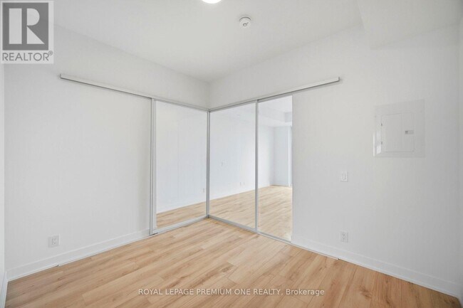 Building Photo - 1660 Bloor St W