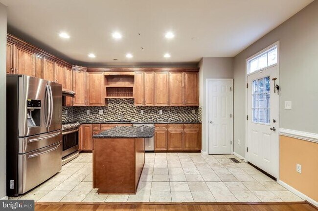 Foto del edificio - 8739 Stonehouse Dr