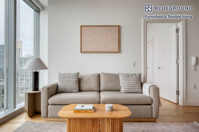 Building Photo - 550 W 54th St