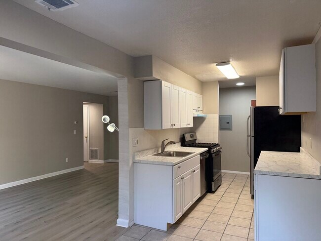 Building Photo - 30 Shrewsbury Green Dr