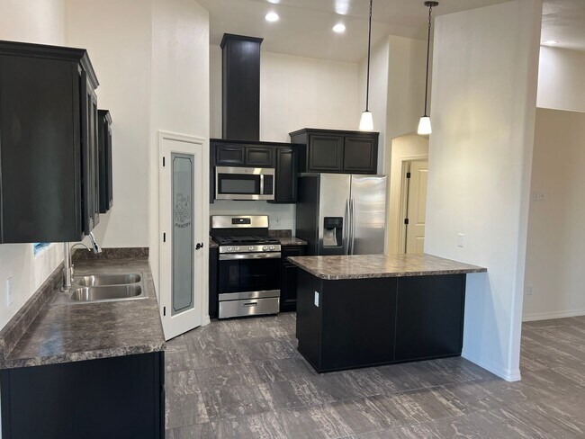 Foto del edificio - 3 Bedroom 2 Bath Home with fencing in San ...