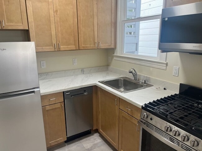 Building Photo - Newly Remodeled Studio in Alamo Square. Al...