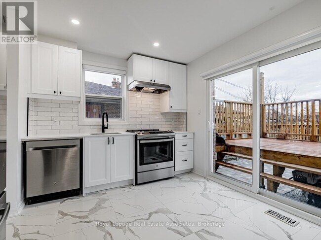 Building Photo - 14 Damask Ave