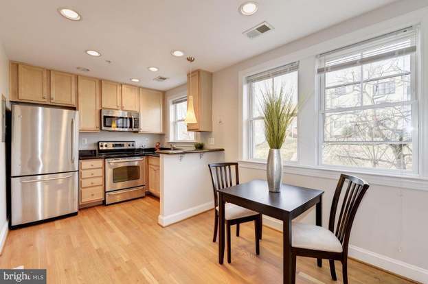 Cocina y comedor - 1927 3rd St NE