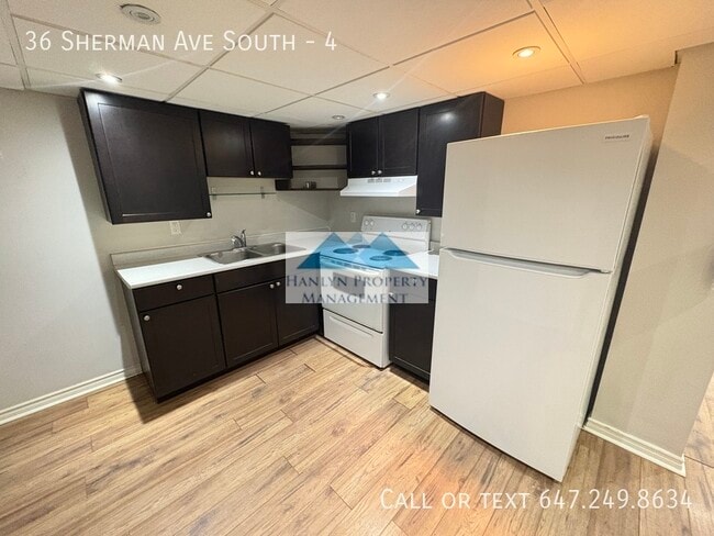 Photo du bâtiment - Spacious 2 Bedroom in Lower Level