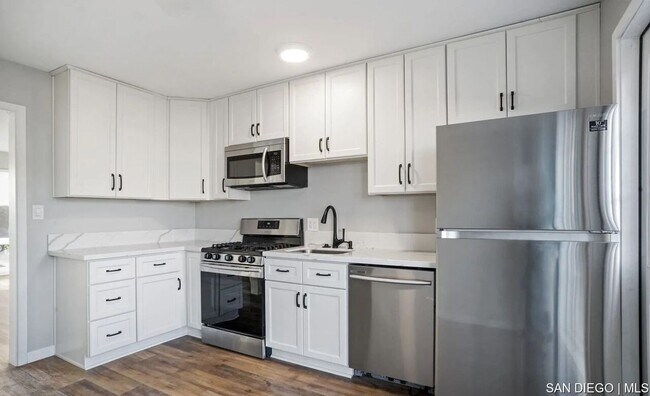 Building Photo - 4725 Iroquois Ave