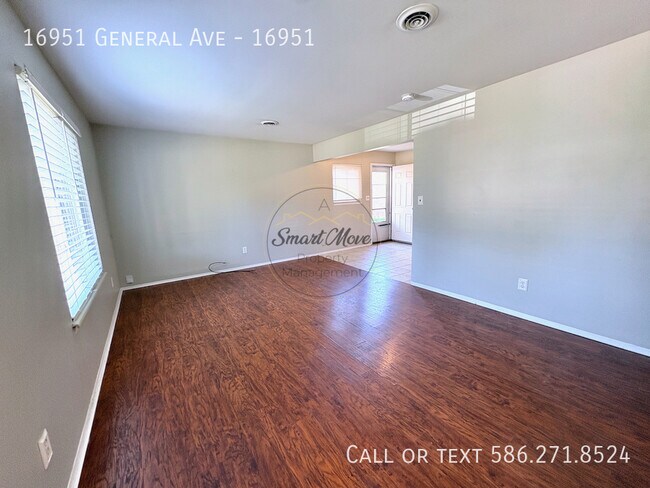 Foto del edificio - 16951 General Ave