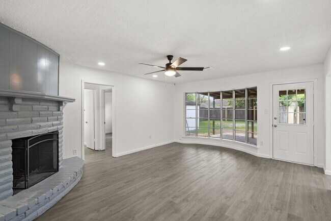 Foto del edificio - 16822 David Glen Dr