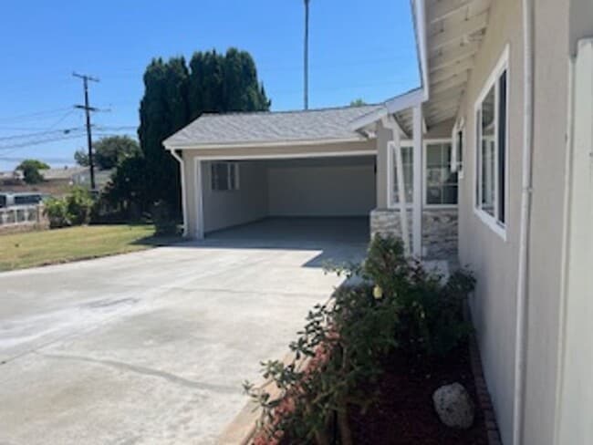 Building Photo - Beautiful 4 Bedroom Home Located in Garden...