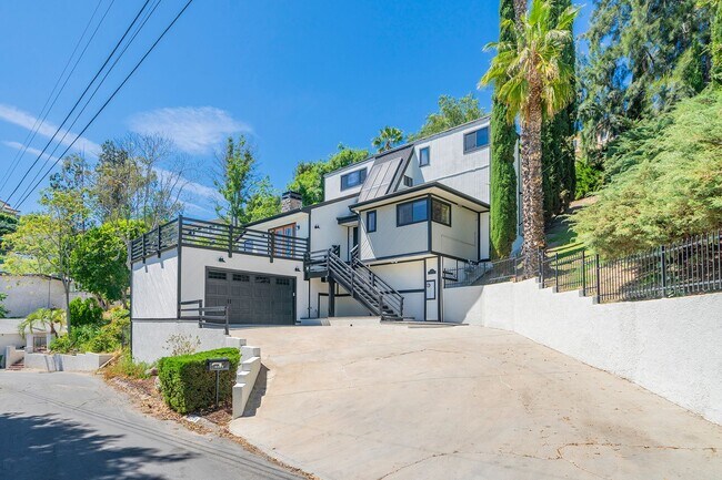 Foto del edificio - Beautifully Renovated Woodland Hills Home