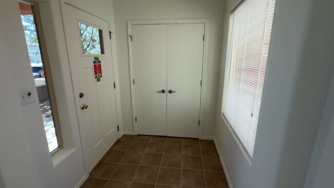 Foto del edificio - 3 Bedroom Town Home Near Rio Bravo Blvd SE & University Blvd SE In Mesa Del Sol!