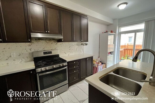 Building Photo - Spacious 4+Den Freehold Townhouse with 4 Parking & Walkout Garage – Brampton