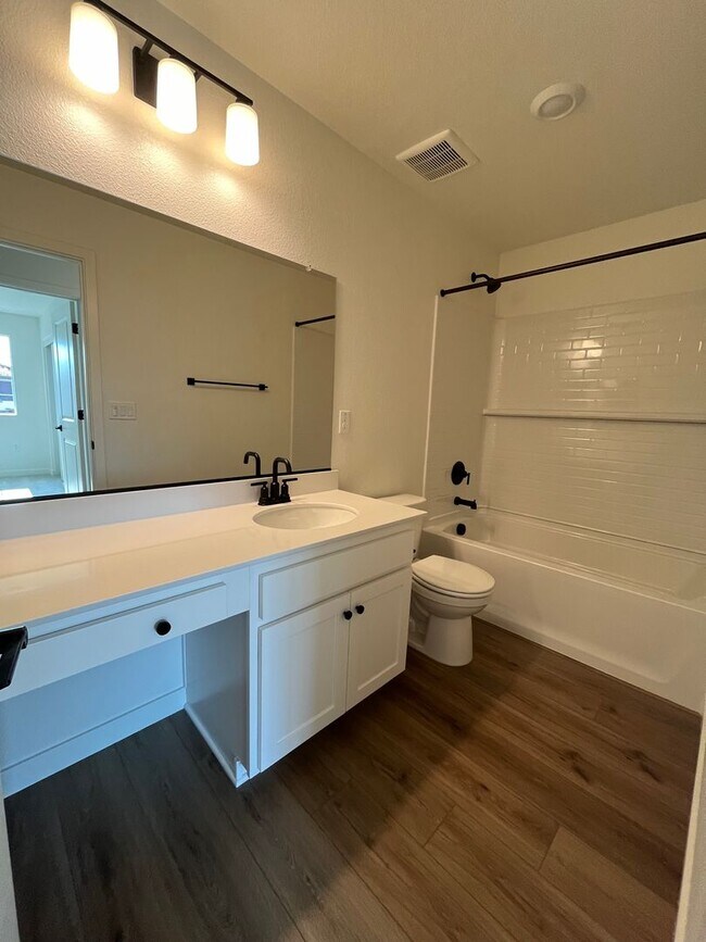 Foto del edificio - A MUST SEE- Brand new 2-story 4 bedroom / ...