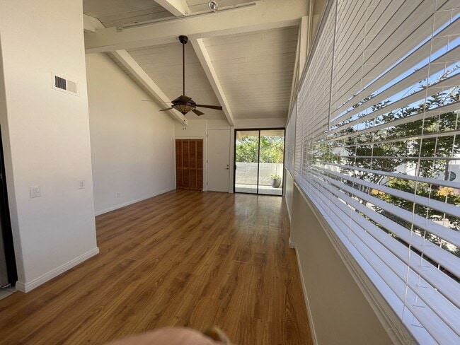 Building Photo - Lovely 2Bedroom, 2 Bathroom Condo!