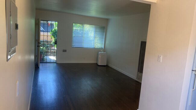 Foto del edificio - 4247 S Centinela Ave