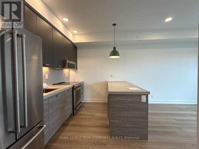 Building Photo - 484 Spadina Ave.