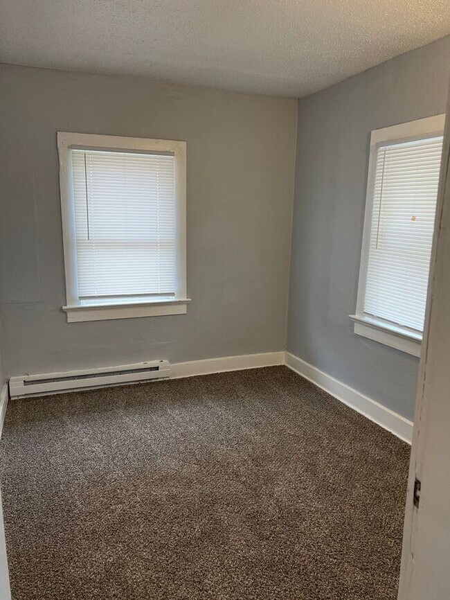 Building Photo - Two Bedroom Home Move in Ready !