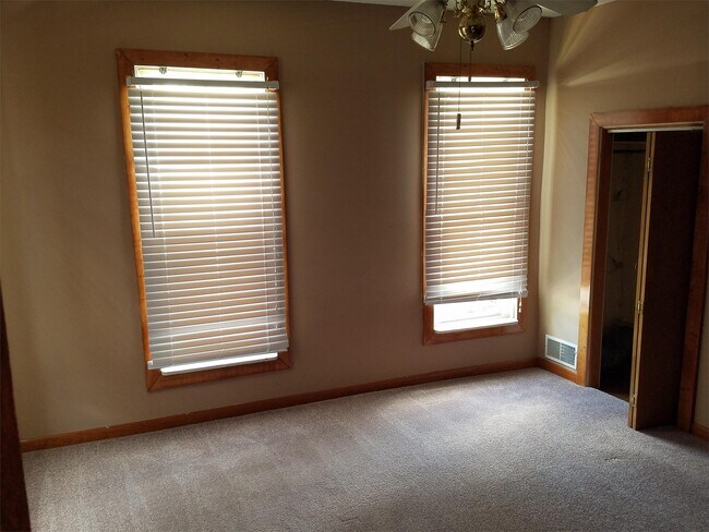 Building Photo - 612 S Main St