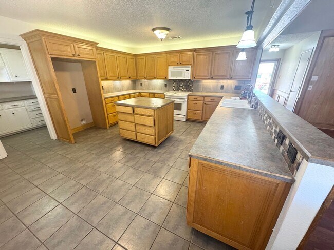 Building Photo - 3 Bed 2 Bath Ready To Rent ASAP!