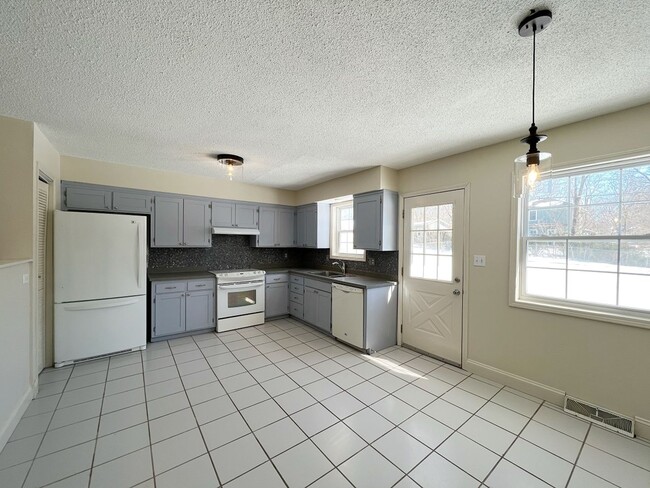 Building Photo - A Perfect Place to Call Home!!