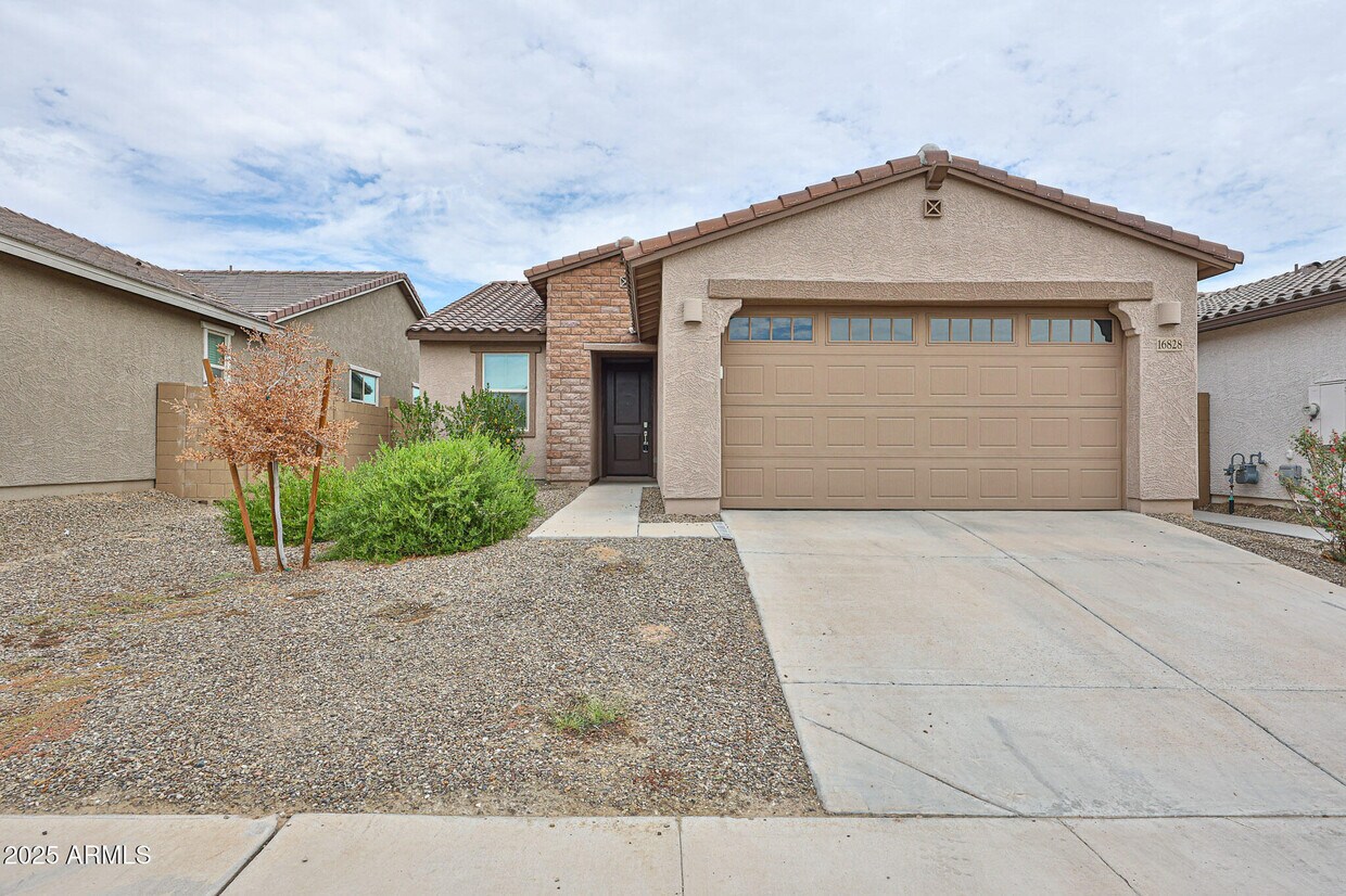 Foto principal - 16828 W Evergreen Rd