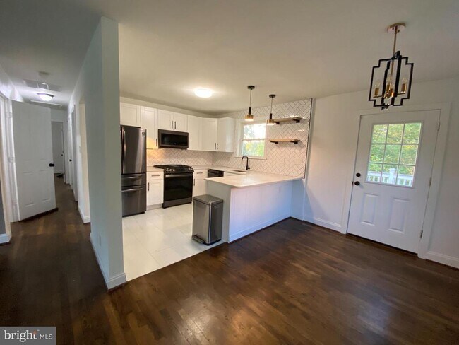 Foto del edificio - 7402 Lenham Dr