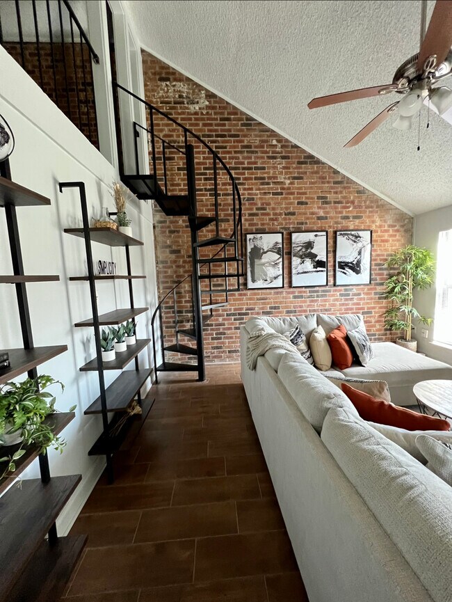 Building Photo - 8721 Pecan Tree Dr