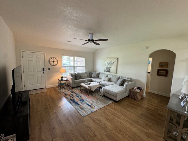 Building Photo - 5214 W Cross Creek Boulevard