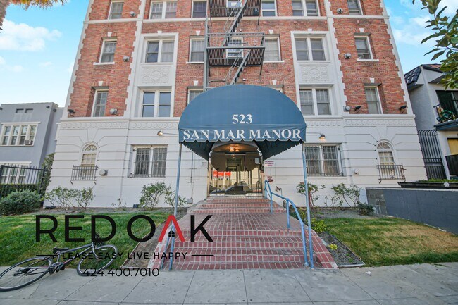 Building Photo - Stunning Studio with Beautiful Floors, Inc...