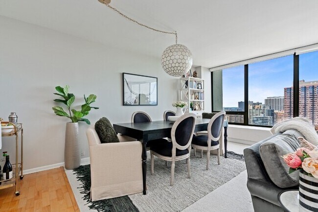 Building Photo - Beautiful 1 Bedroom Condo in Lakeview East!