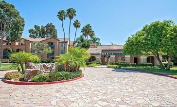 Building Photo - 7120 Shoreline Dr