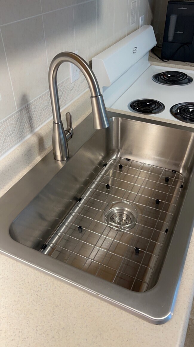 Imagen 2 del lavabo y el grifo - 7 Callahan Dr