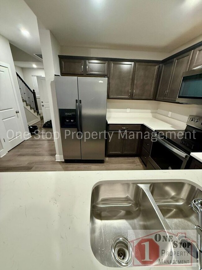 Building Photo - 3 Bedroom / 2.5 Bathroom Townhome in Louis...