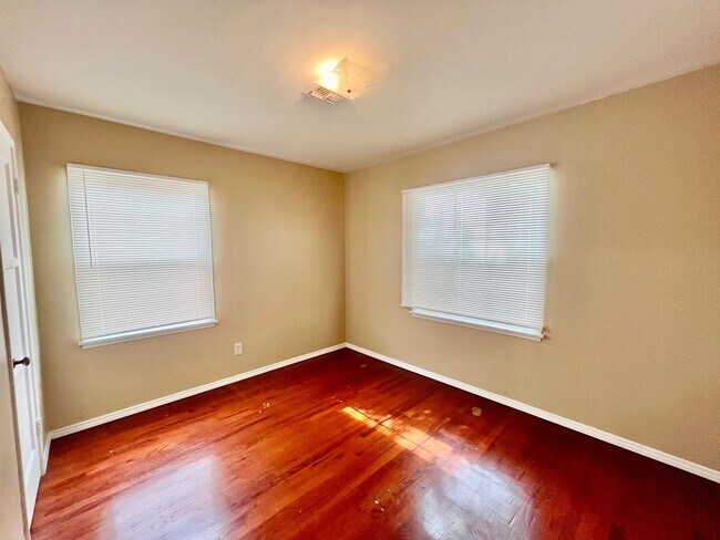 Foto del edificio - 3BR Home in Fairmount Park - Spacious Yard & Prime Location!