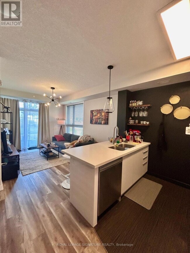 Building Photo - 101-101 Shoreview Pl