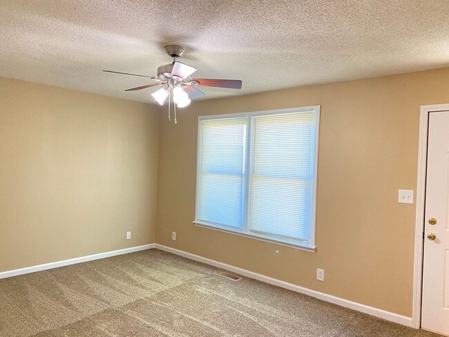 Foto del edificio - Great 3bdr/1.5ba Ranch Home detached garage! This one won't be here long!